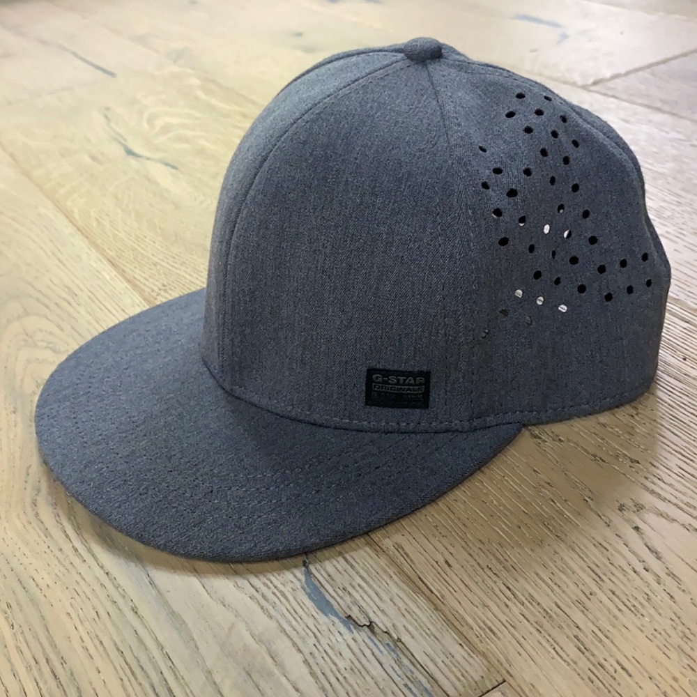 G-Star Men’s perforated snap back hat, brand new